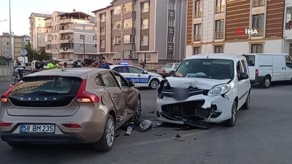 Son dakika haber: Sivas'ta iki araç çarpıştı: 3'ü çocuk 6 yaralı