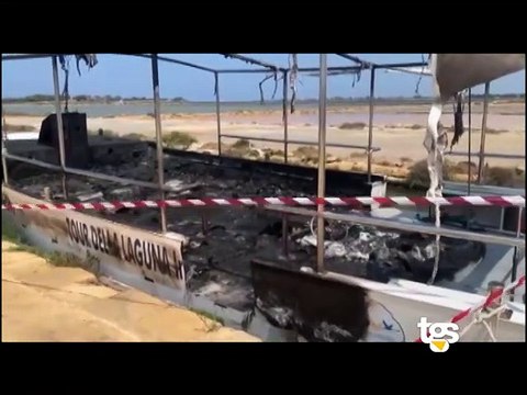 Tre barche distrutte dalle fiamme allo Stagnone di Marsala