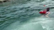 Son dakika haber | Denizde akıntıya kapılan 2 kız çocuğu boğulmaktan kurtarıldı...Kurtarma anı kamerada