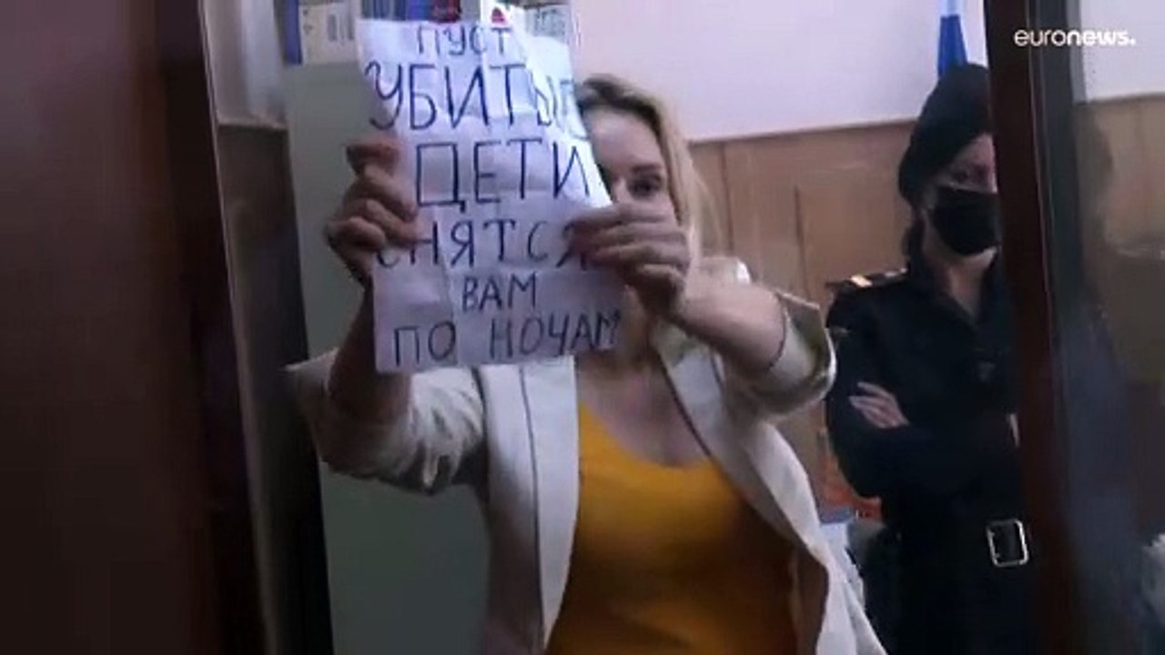 شاهد: الصحفية الروسية المعارضة للغزو الروسي لأوكرانيا في الإقامة الجبرية