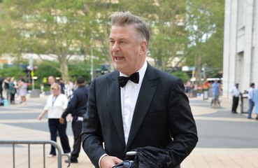 Descargar video: Alec Baldwin and former Bond girl Olga Kurylenko board spy flick 'Chief of Station'