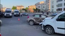 Son dakika haber | Hafif ticari araç ile otomobilin çarpıştığı kazada 6 kişi yaralandı