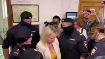 Rus devlet televizyonunda savaş karşıtı pankart açan editöre ev hapsi cezası