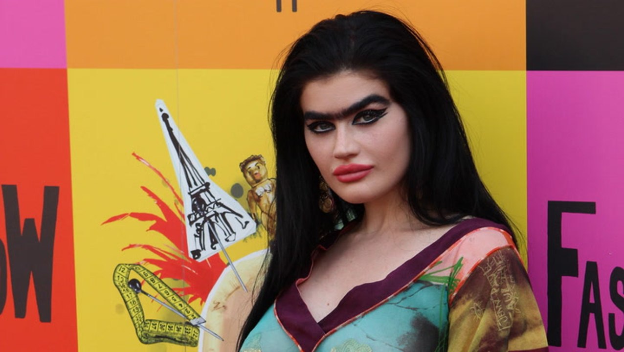 Unibrow Model Sophia Hadjipanteli überrascht mit neuem Look