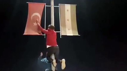 Suriyeli muhalifler Azez'de Türk bayrağını ateşe verdi!
