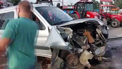 Yoldan çıkan araç galeri önündeki traktörlere çarptı: 3 yaralı