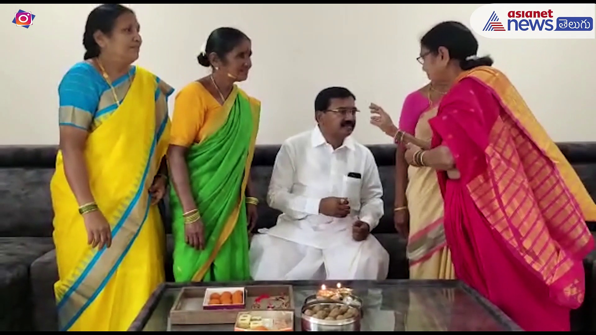 మంత్రి నిరంజన్ రెడ్డి, స్పీకర్ పోచారం లకు రాఖీ కట్టిన తోబుట్టువులు 