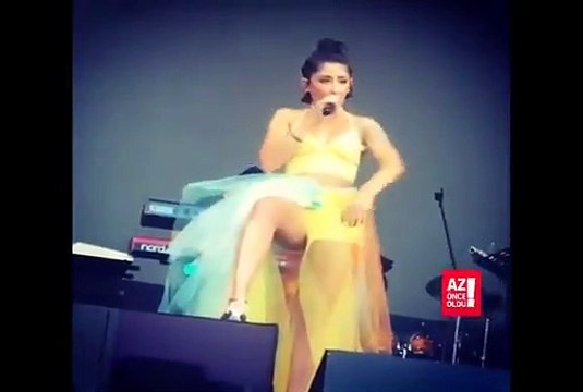 Melek Mosso'nun parmağı tahrik etmiş!