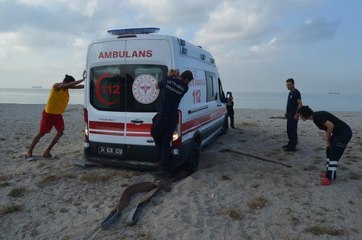 AVCILAR'DA SAHİLDE KUMA SAPLANAN AMBULANSI İTFAİYE KURTARDI