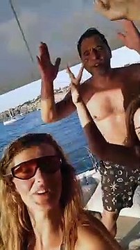 Fãs deliram ao ouvir Cristina Ferreira cantar sucesso de Matias Damásio. A apresentadora está com mais dois amigos a desfrutar de férias