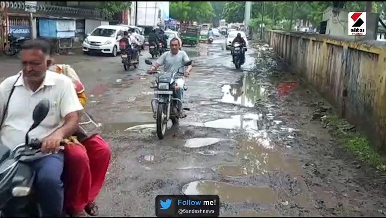 વડોદરામાં રસ્તા ખાડે ગયા,વાહન ચાલકો અટવાયા