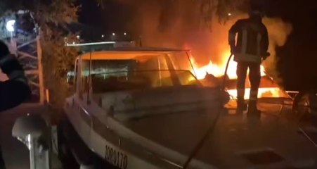 Pescara - Brucia un'imbarcazione ormeggiata sul fiume (16.08.22)