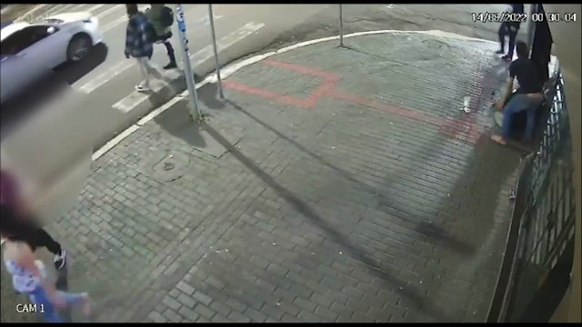 Com o cofrinho à mostra, homem é flagrado vandalizando vaso de flor no Centro