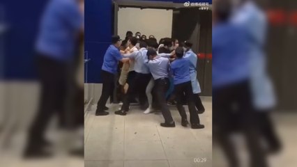 Scène de chaos dans un magasin Ikea à Shanghai après l'annonce d'un cas de Covid-19