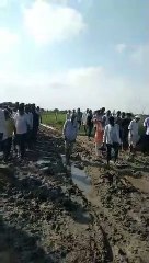 ग्रामीणों ने सडक़ बनाने की मांग को लेकर निकाली 4 किमी पैदलयात्रा