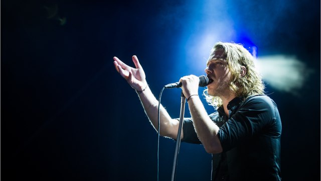 VOICI - Julien Doré : le chanteur parodie sa propre vie, les internautes hilares (1)