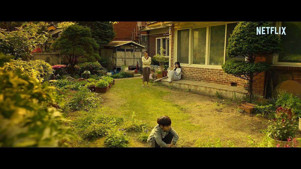 A Model Family Trailer OmeU