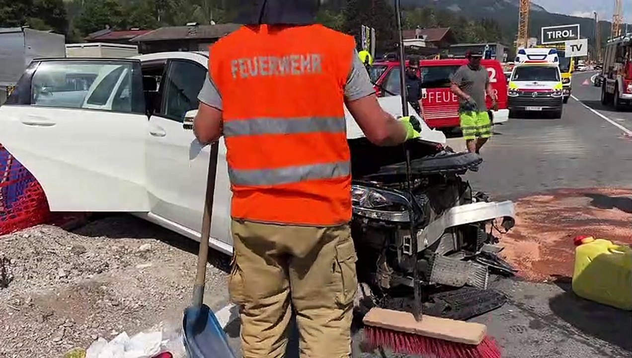 Auto kollidierte mit entgegenkommenden Lkw