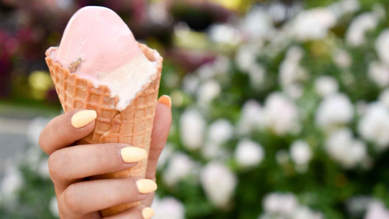 Gelato Nails: Der erfrischende Nageltrend des Sommers