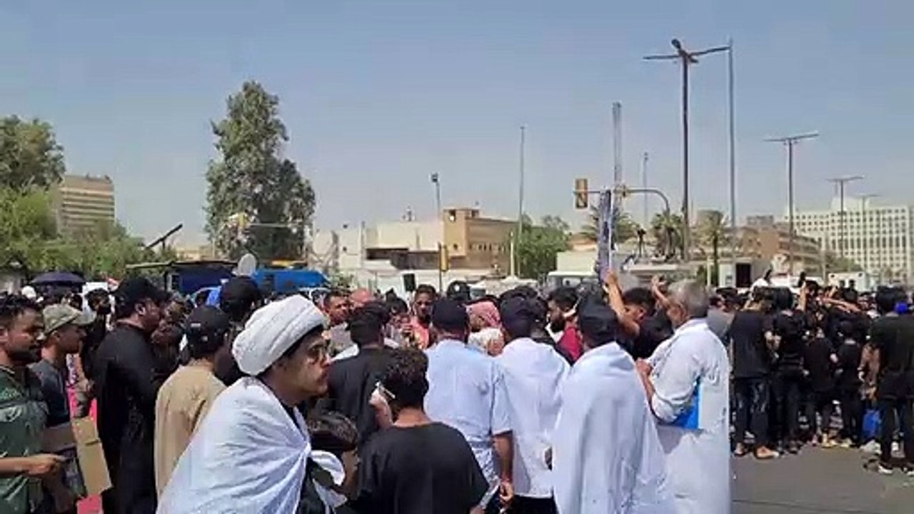 أنصار التيار الصدري أمام البرلمان العراقي لأداء...