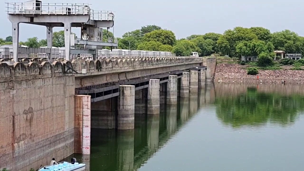करौली जिले में गत वर्ष मुस्कुराए बांधों में इस...