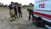 Hastayı almaya giden ambulans kuma saplandı