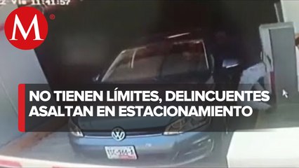 Asaltan a automovilista mientras salía de estacionamiento en Plaza Vía San Ángel | VIDEO