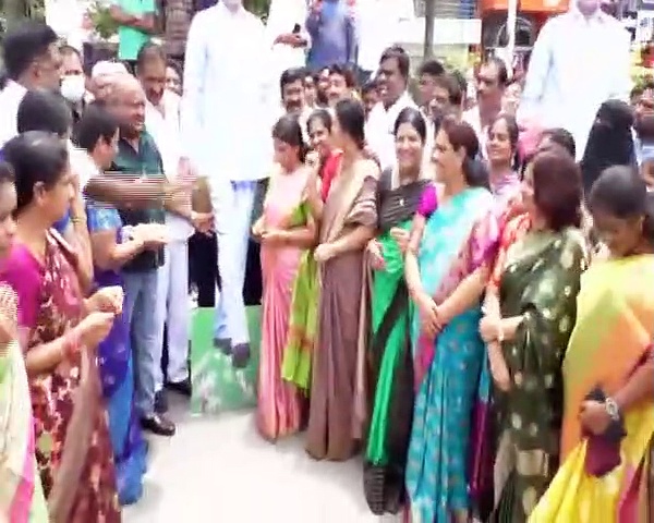 కేసీఆర్ కటౌట్ కు రాఖీలు కట్టి... సోదర ప్రేమను చాటుకున్న కరీంనగర్ మహిళలు 