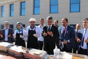 Erzurum kültür sanat haberleri: MHP Genel Başkan Yardımcısı Aydın, Erzurum'da vatandaşlara aşure dağıttı