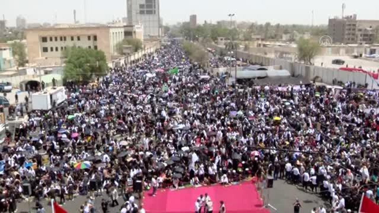 Irak'ta Sadr yanlıları cuma namazını bu hafta da Yeşil Bölge'de kıldı