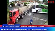 CAMINHÃO NÃO RESPEITA SINALIZAÇÃO E ATINGE ÔNIBUS DO TRANSPORTE URBANO