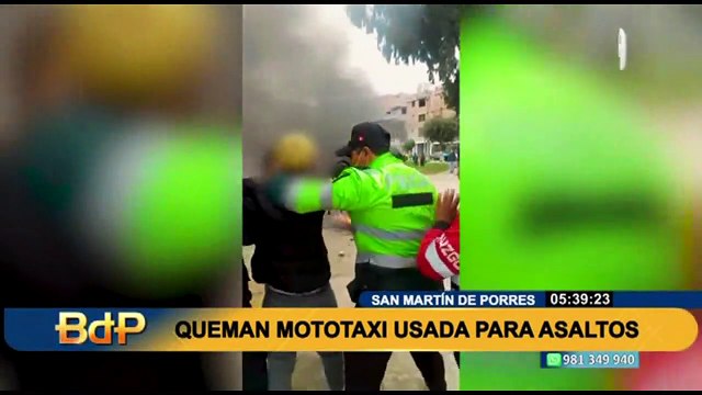 Cansados de la delicuencia en SMP: Vecinos queman mototaxi que era usada para asaltos