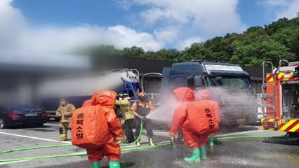 충북 제천서 25톤 탱크로리 황산 누출...긴급 방제 / YTN