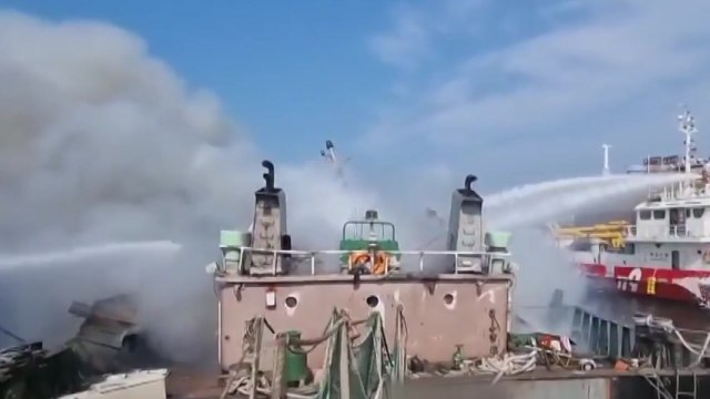 부산 감천항 정박 중이던 바지선 화재...3명 부상 / YTN