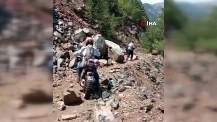 Kaza anı kamerada! 50 metrelik uçurumdan motosikletiyle düştü