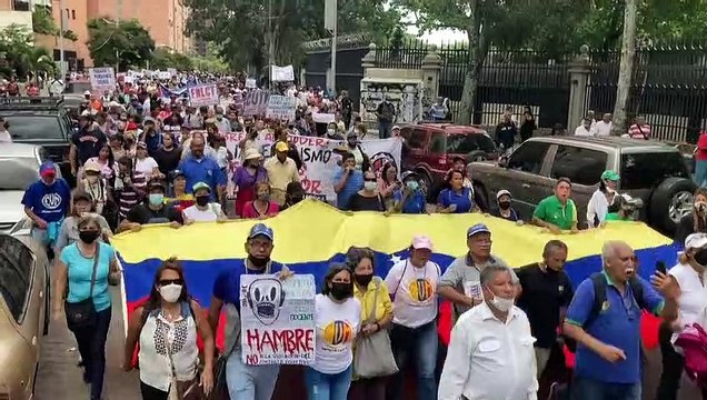 Trabajadores públicos marchan en contra de desmejora salarial en Venezuela