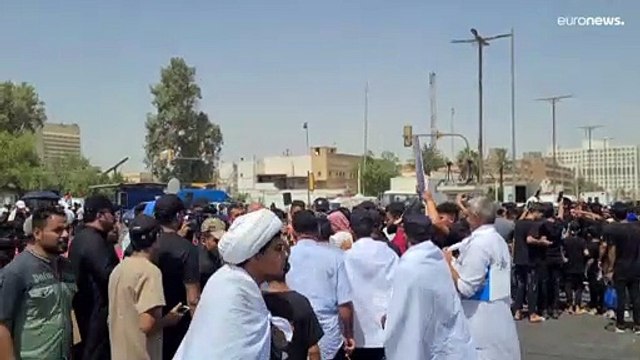 شاهد: أنصار الصدر يقيمون صلاة الجمعة خارج البرلمان العراقي