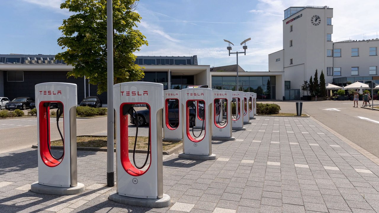 Alle 1.800 Tesla-Ladesäulen sind in Deutschland illegal!