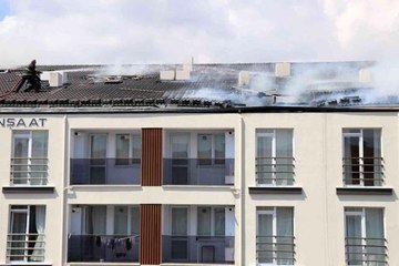 5 katlı apartmanın çatısı alev alev yandı