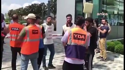 İşçiler hakları için Emlak konut önündeydi: Polis barikat çekip gözaltına aldı