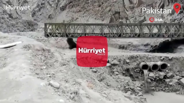 Pakistan'da köprünün sel sularına kapıldığı anlar kayda alındı
