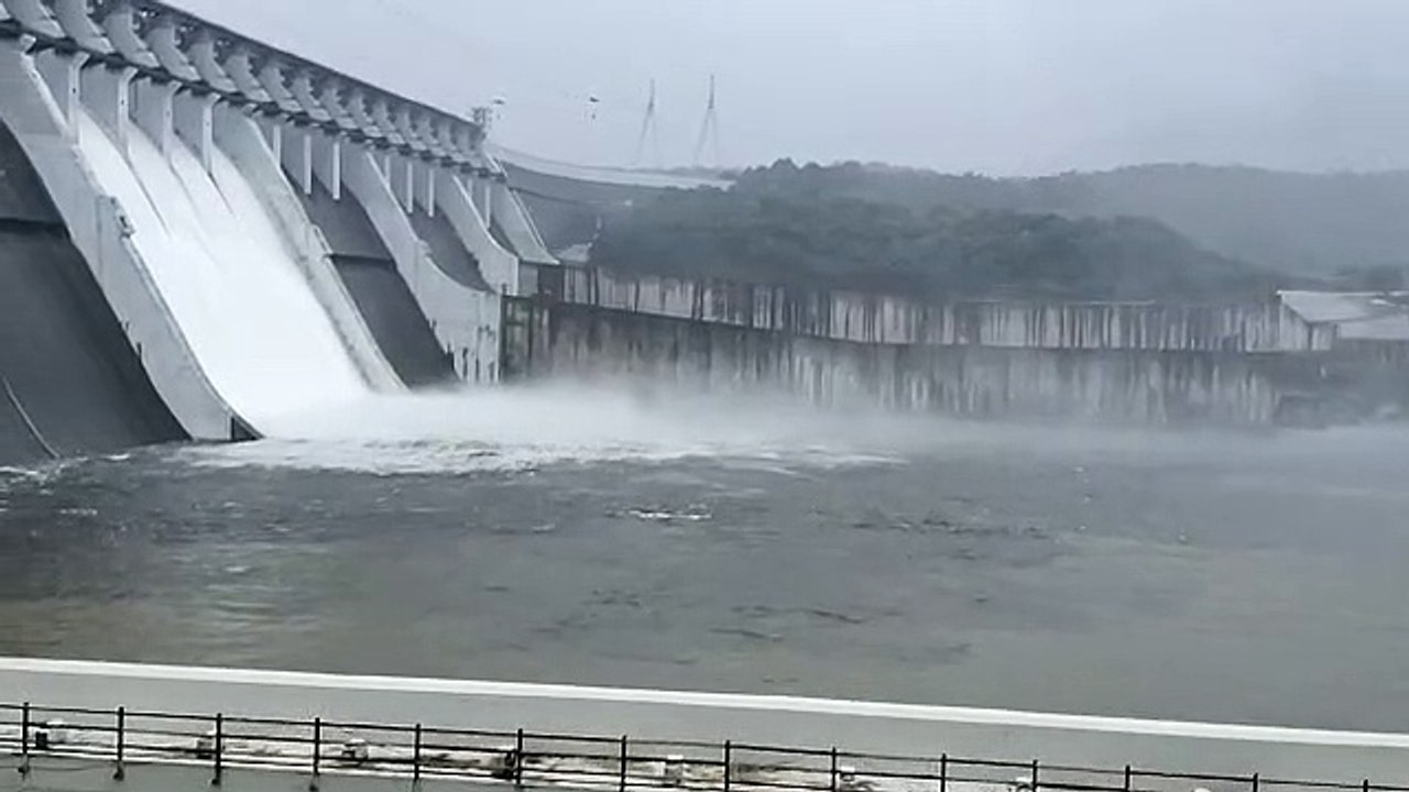 Dam: नर्मदा बांध के पांच दरवाजे खोले