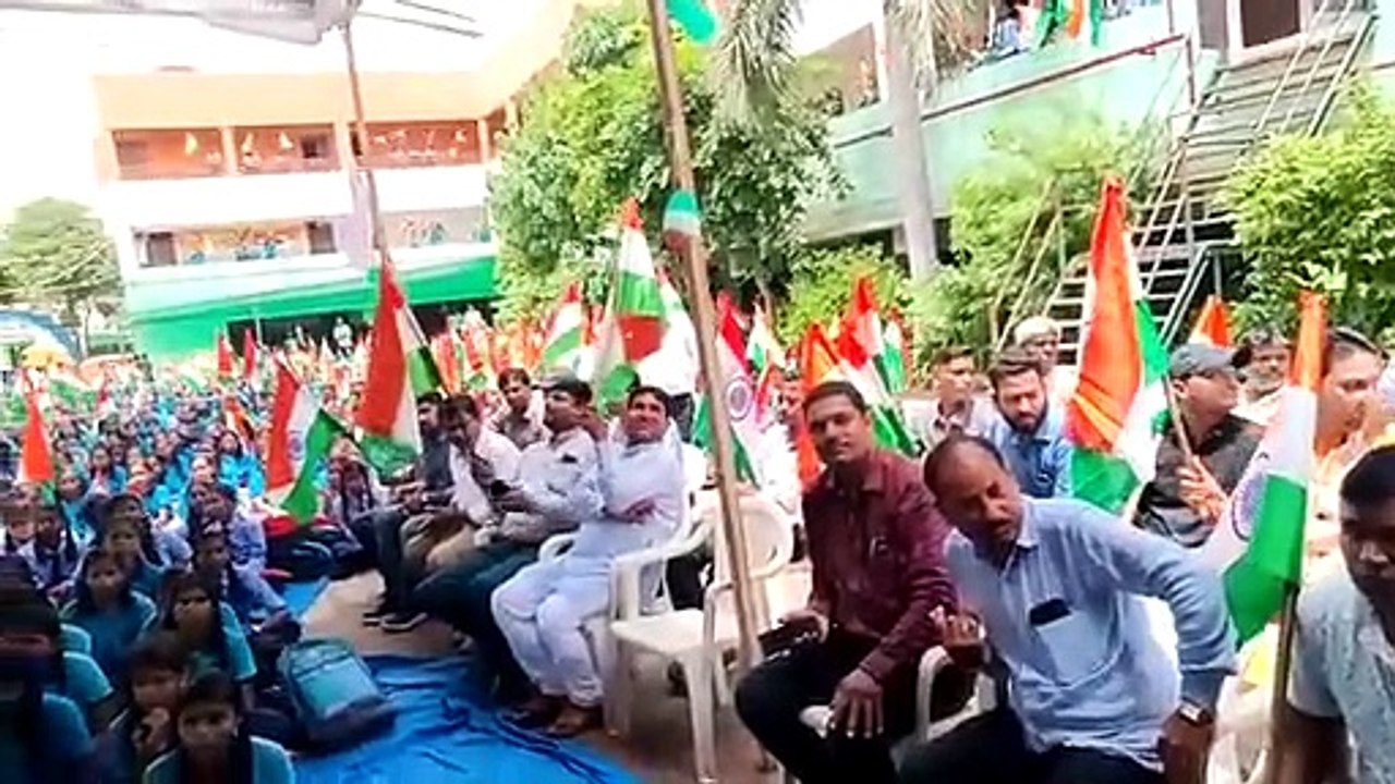 VIDEO : विद्यार्थियों व आमजन को वितरित 25 हजार तिरंगे