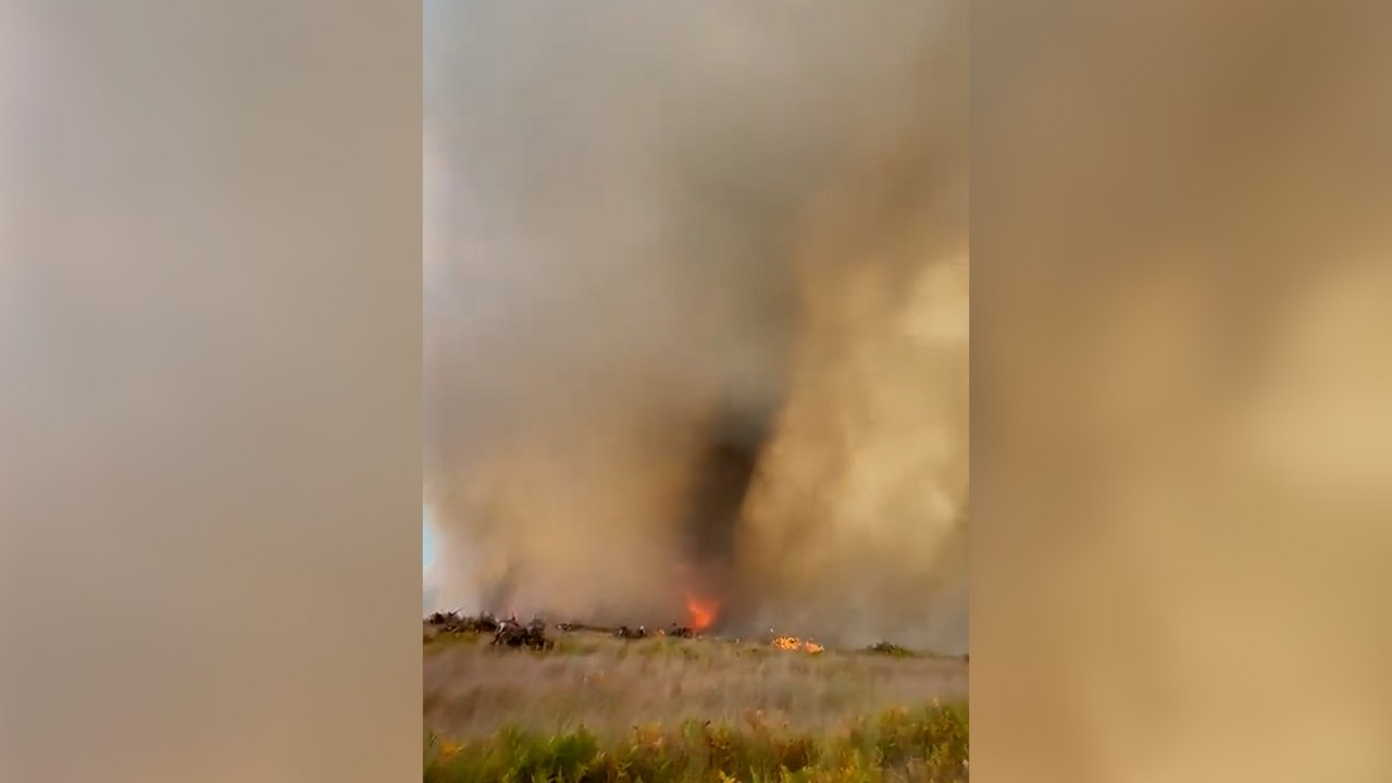 Incendie en Gironde : une tornade de feu se forme à quelques mètres des pompiers