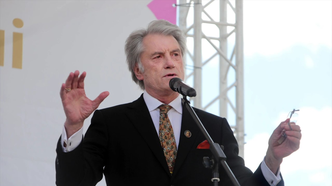 Ukrainischer ex-präsident muntert soldaten mit honig auf