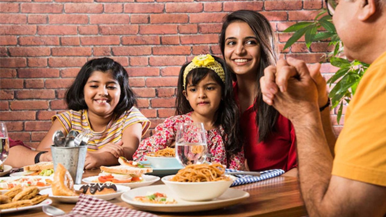 परिवार के साथ भोजन करने से बदलेगी ज़िंदगी | Benefits of eating together with Family | Boldsky *health