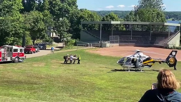 Salman Rüşdi, uğradığı saldırı sonrasında hastaneye kaldırıldı