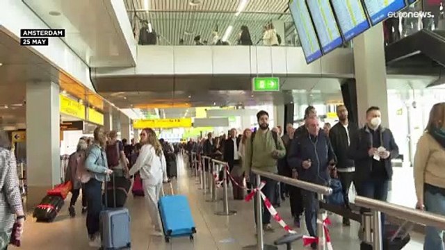 فيديو: مطار أمستردام يقرر دفع تعويضات للمسافرين المتضررين جراء الطوابير والفوضى