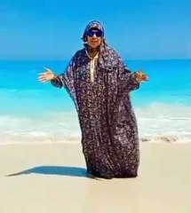فيفي عبده تثير الجدل بإسدال صلاة ونظارة شمس على البحر