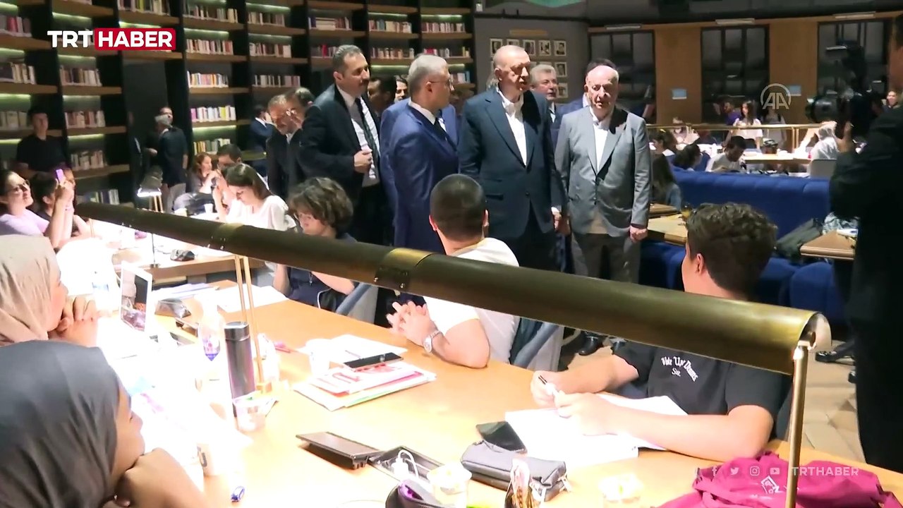 Cumhurbaşkanı Erdoğan, kütüphane açılışı sonrası gençlerle bir araya geldi